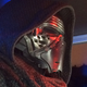 Ilustración para el artículo titulado Por qué su sable láser es distinto, y otros secretos del nuevo villano de Star Wars